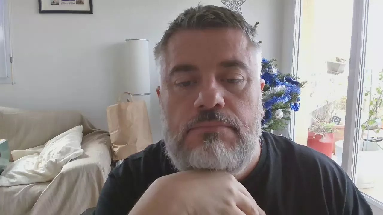 Offline loulou999999 on Cam4