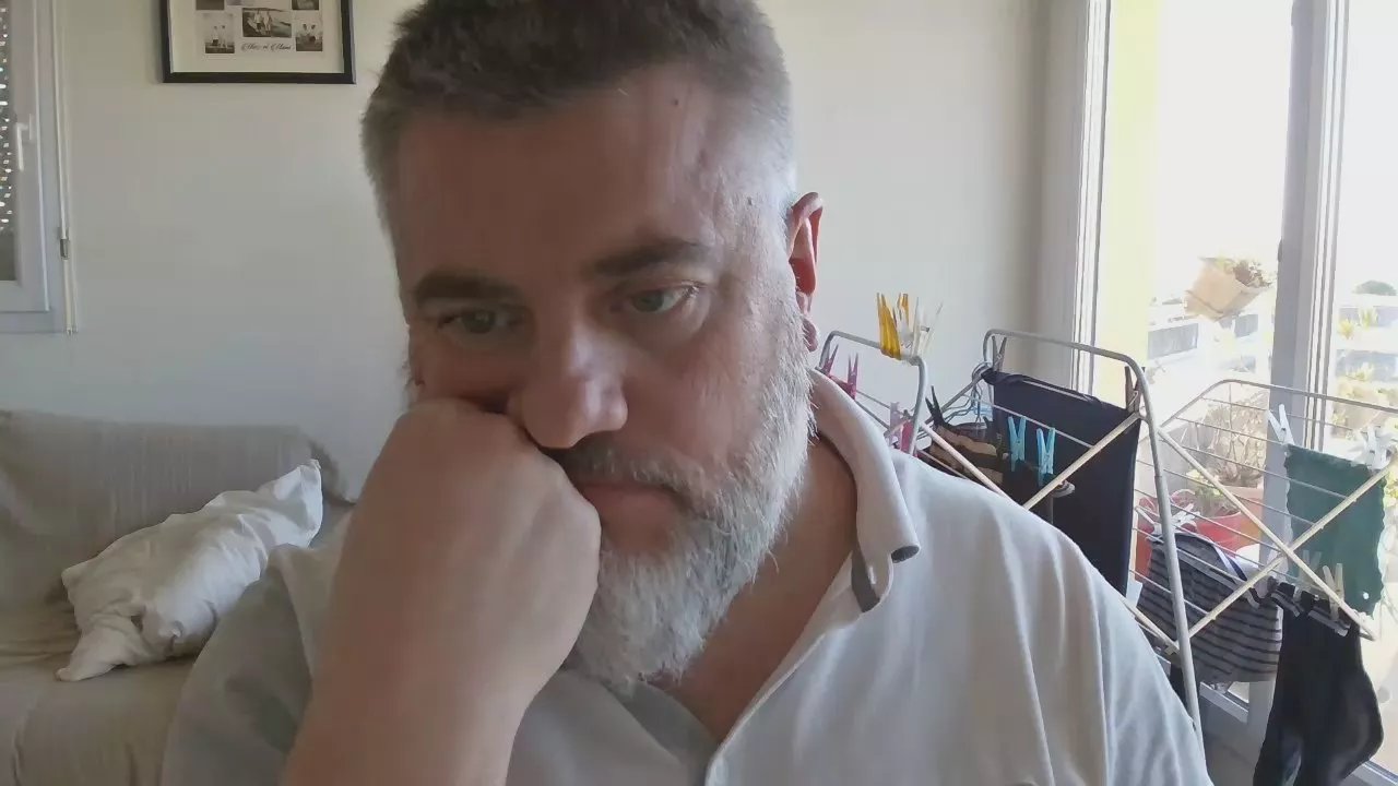 Offline loulou999999 on Cam4