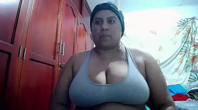 hotlesby4uxxx from StripChat is Freechat